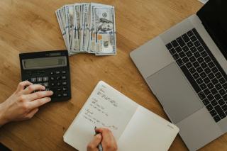 Calculer son taux d'endettement Calculatrice et relevés bancaires posés sur un bureau