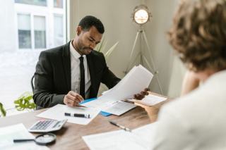 Courtier en rachat de crédit : rôle, honoraires et avantages