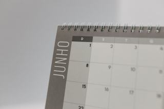 Les délais d'un rachat de crédit, de la demande au déblocage Calendrier et tableau d'amortissement posés sur un bureau