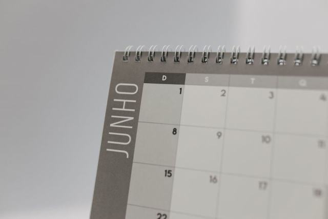 Calendrier et tableau d'amortissement posés sur un bureau